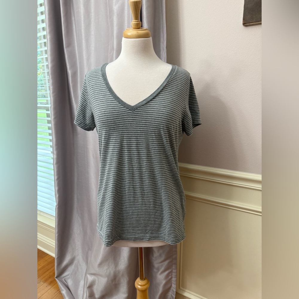 Ava & Viv Gray Relaxed V-Neck Short Sleeve Tee